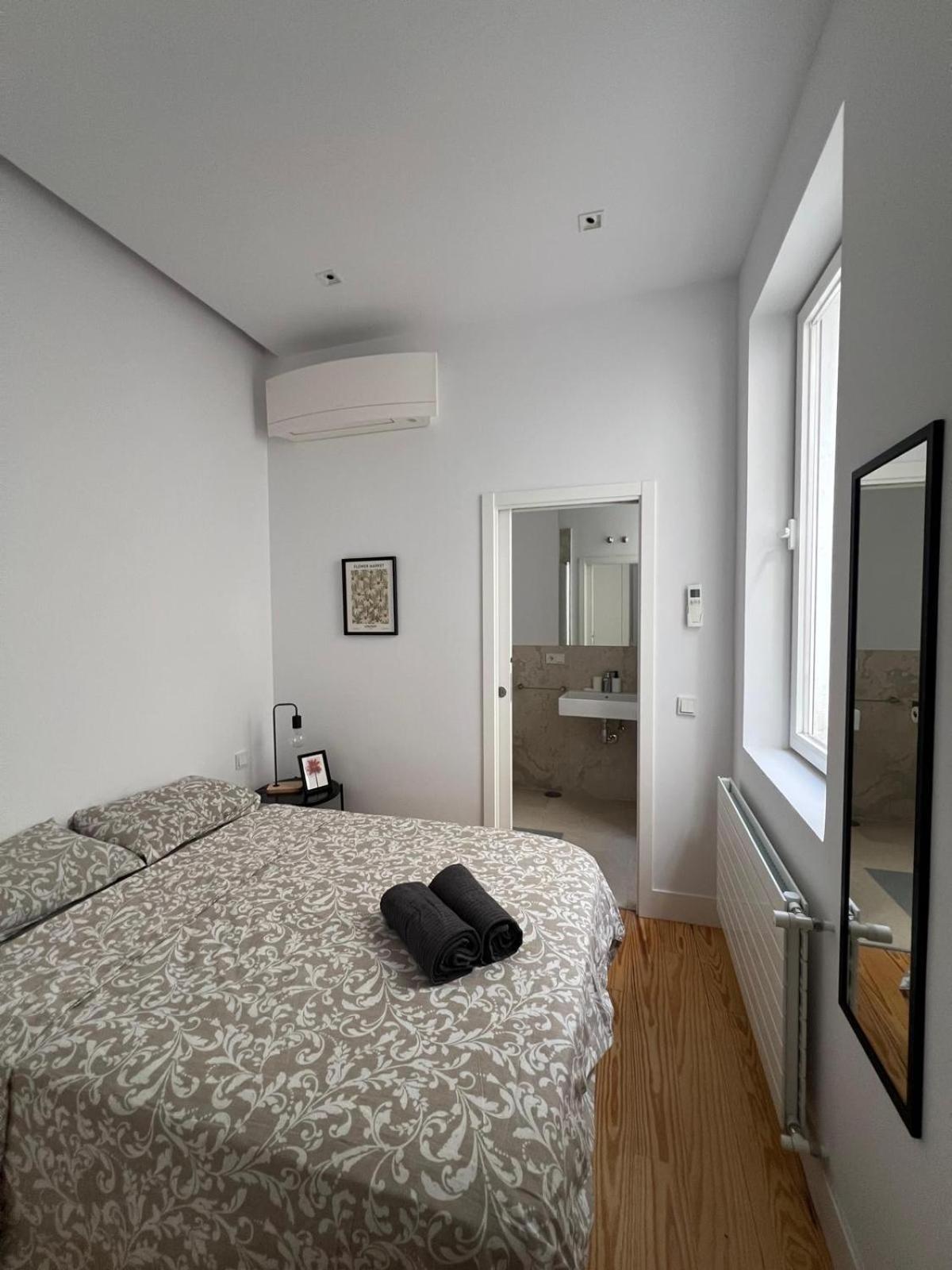 מדריד Private Rooms In Magdalena Street מראה חיצוני תמונה