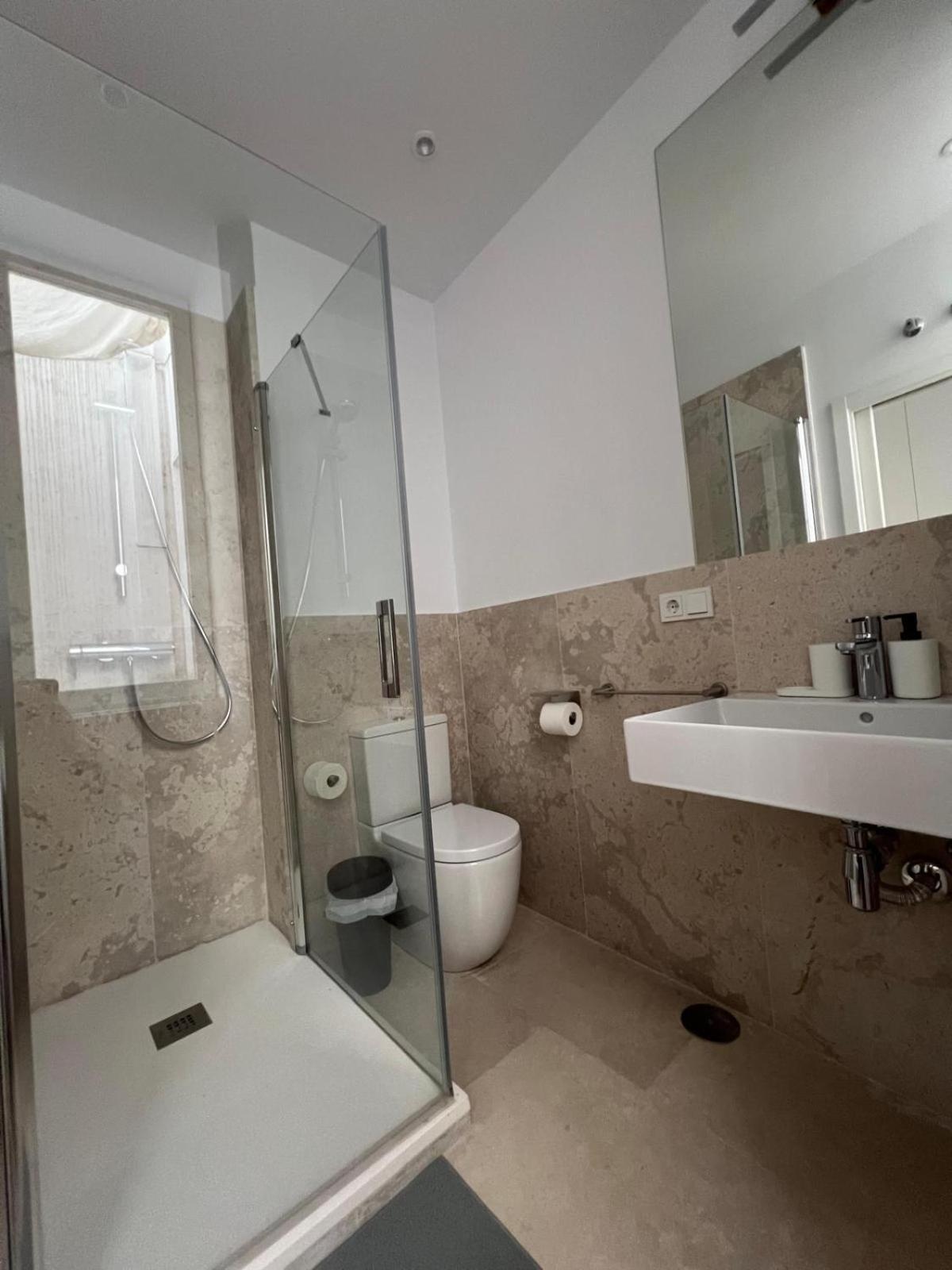 מדריד Private Rooms In Magdalena Street מראה חיצוני תמונה