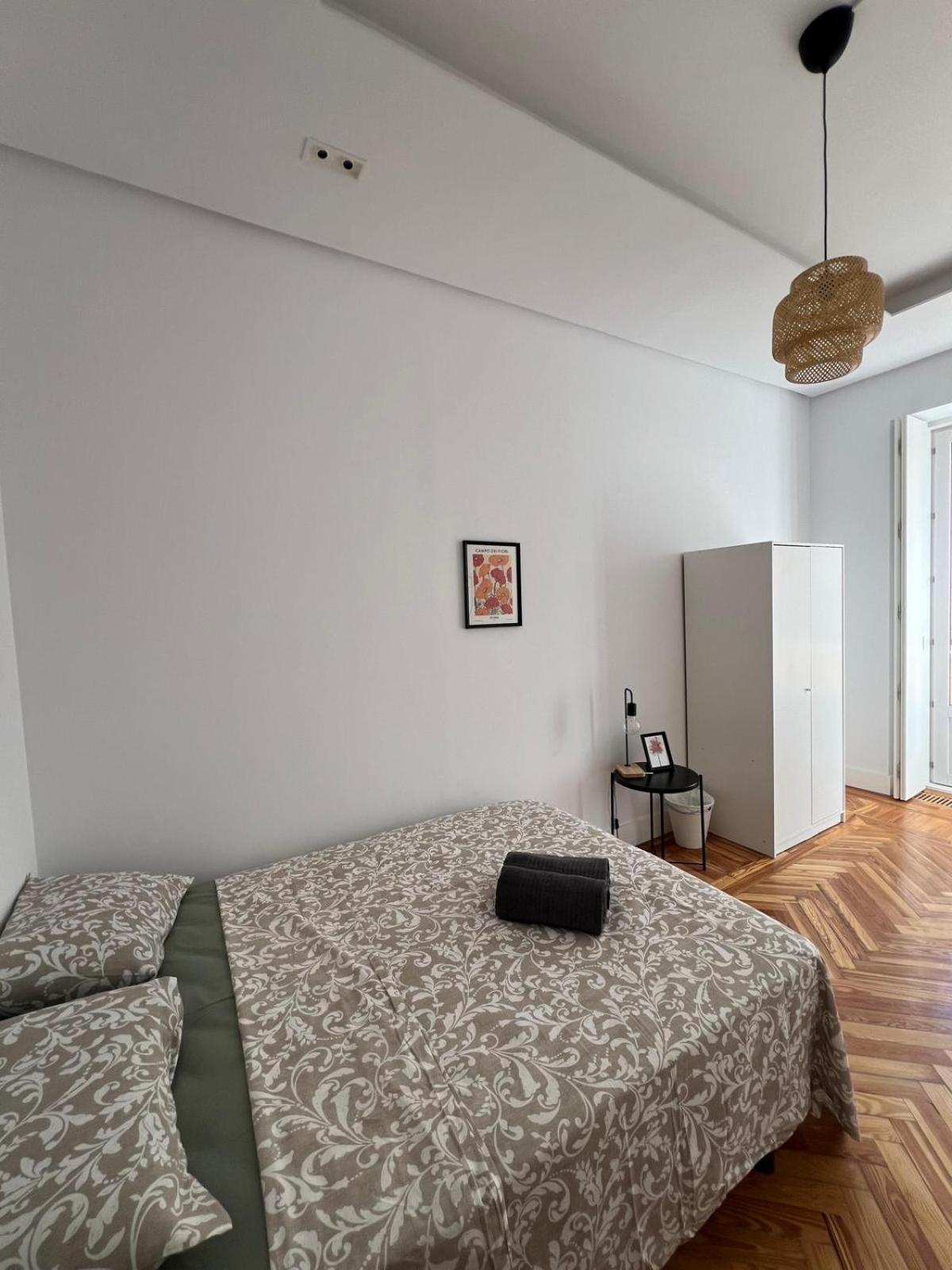 מדריד Private Rooms In Magdalena Street מראה חיצוני תמונה