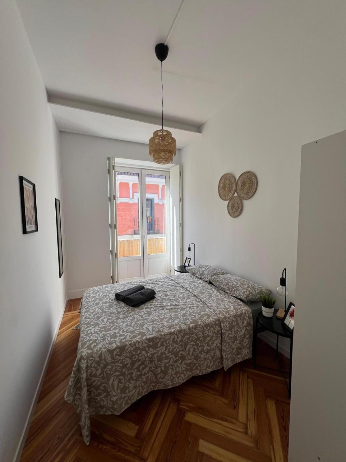 מדריד Private Rooms In Magdalena Street מראה חיצוני תמונה