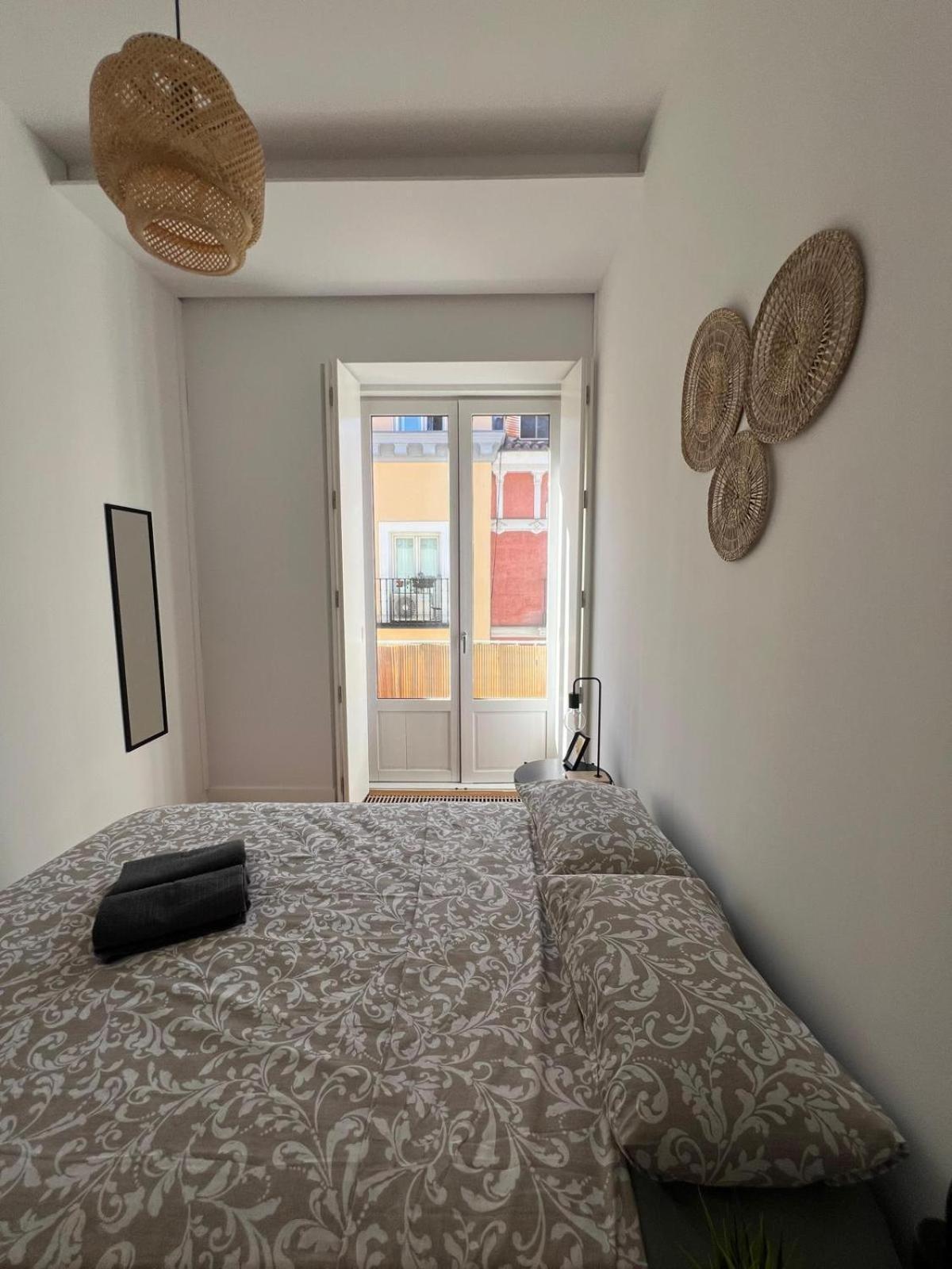 מדריד Private Rooms In Magdalena Street מראה חיצוני תמונה